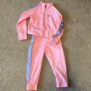 Nike Toddler girl track suit! Like new, don’t think it was worn.